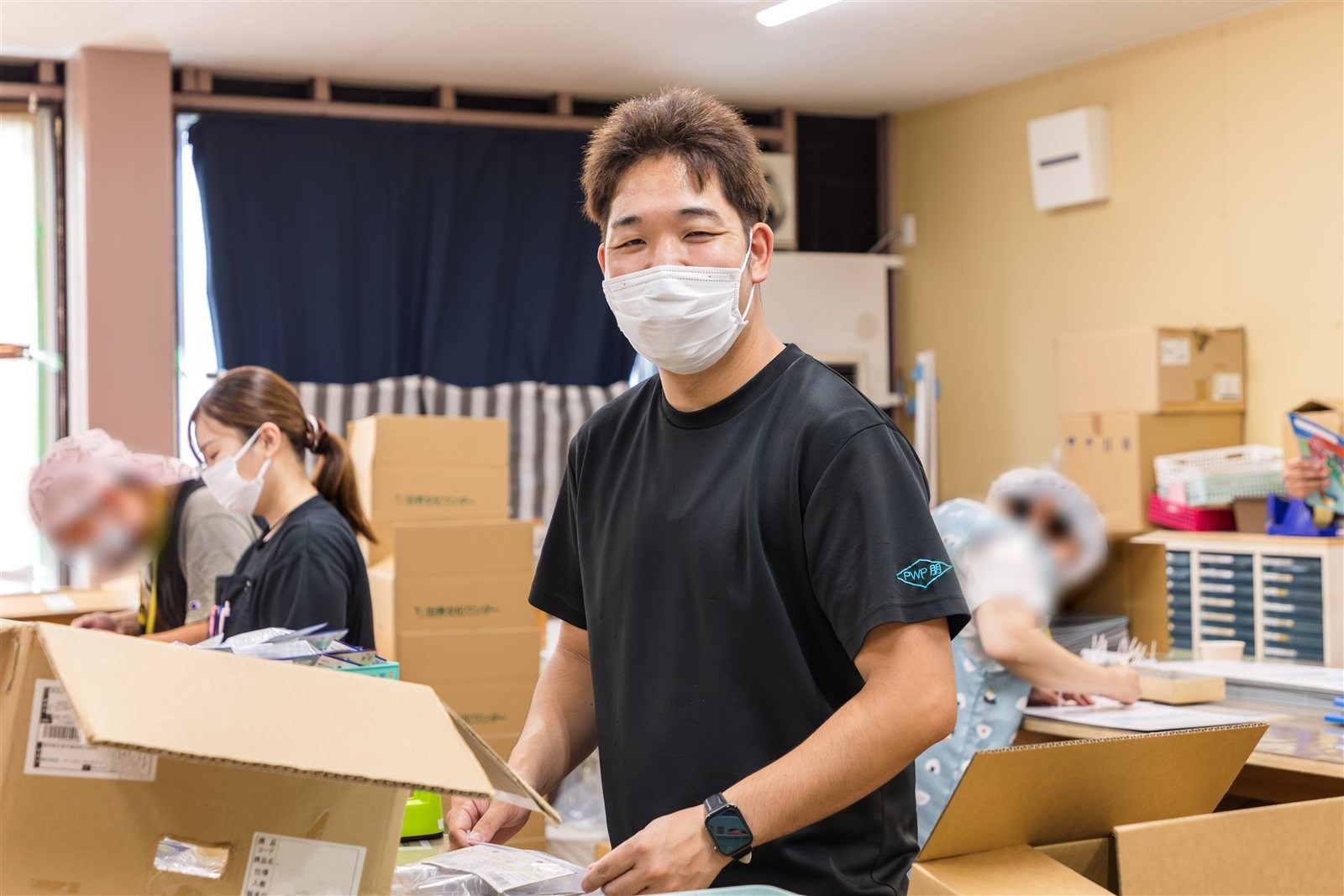 朋で働く様子